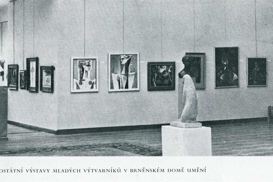 Pohled do výstavy, foto Výtvarné umění, 1958, VIII, č. 7, s. 314.jpeg